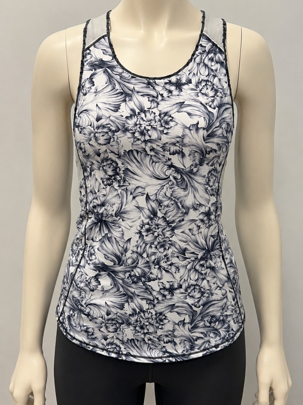 Lululemon sculpt tank in floral pattern. Night Garden Ice Grey. Size 8